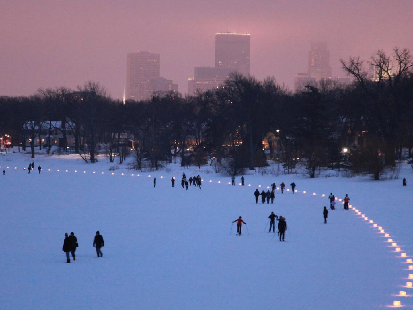滑雪節時市區的越野滑雪者