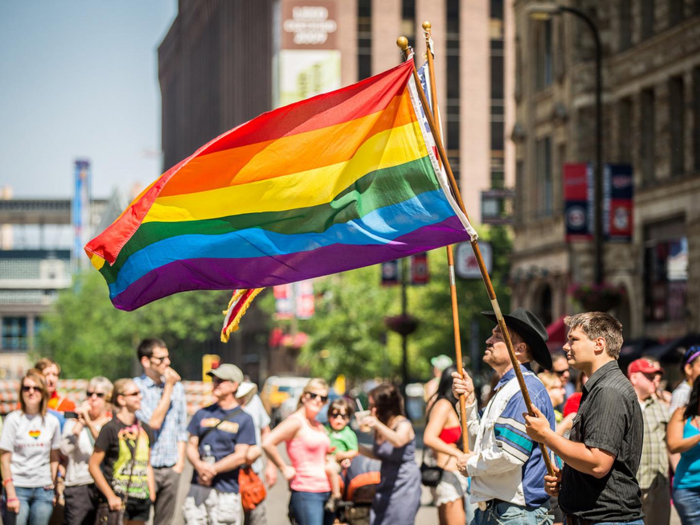 雙城同志驕傲遊行飄揚的彩虹旗