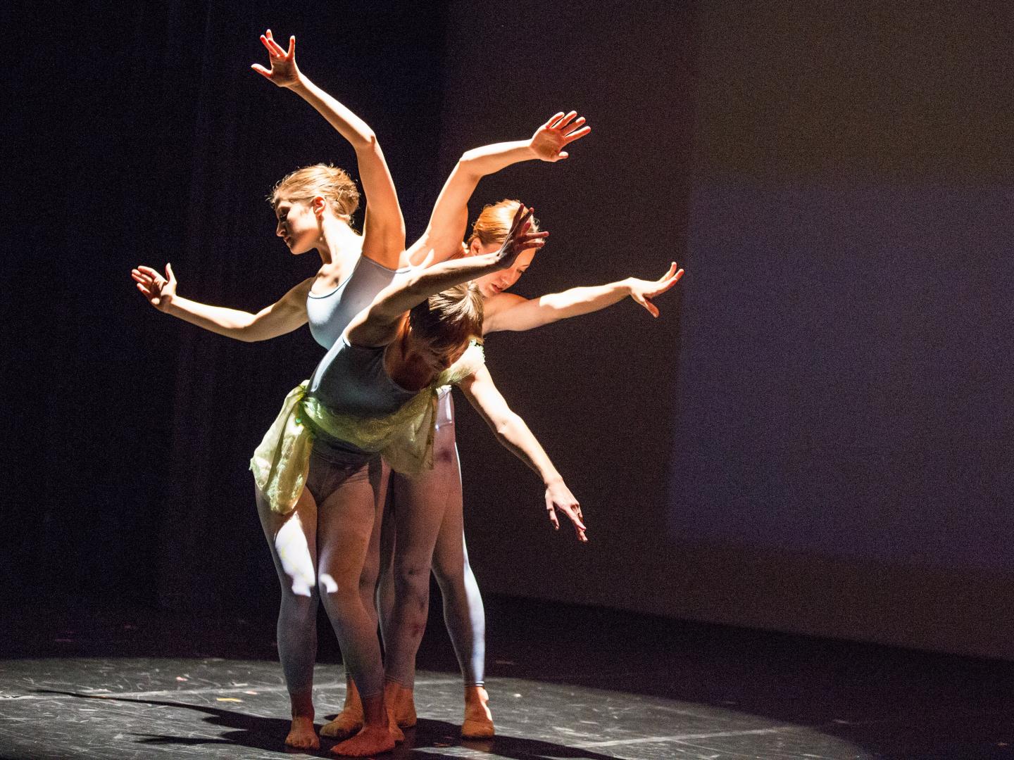 在明尼蘇達州藝穗節中演出的舞者