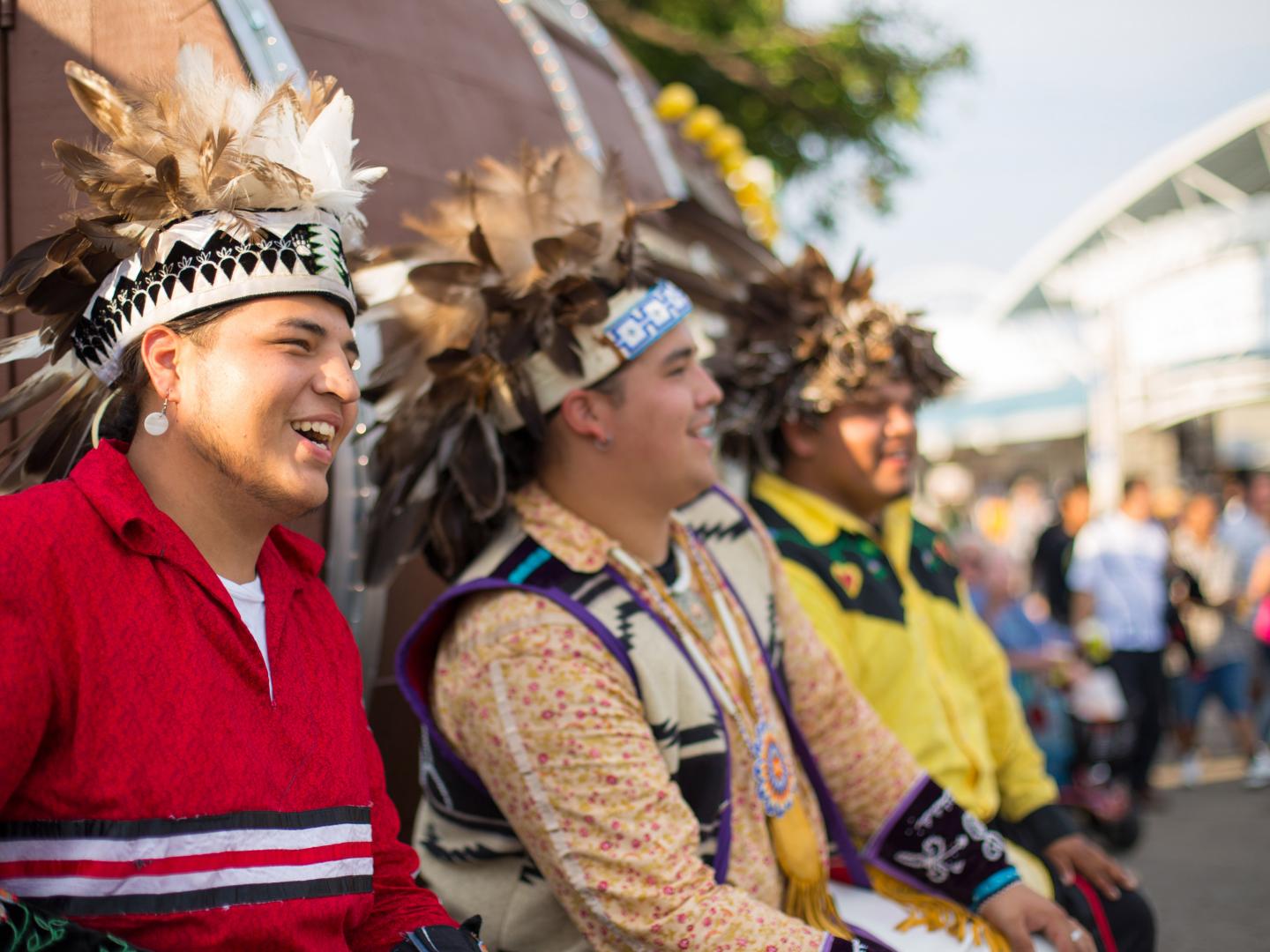 印地安夏之祭中穿戴美洲原住民頭飾的男子 印地安夏之祭中穿戴美洲原住民頭飾的男子