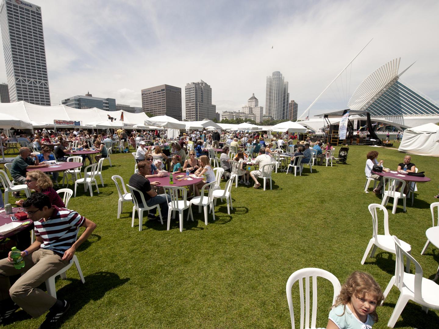 在湖畔藝術節的草坪用餐 在湖畔藝術節的草坪用餐