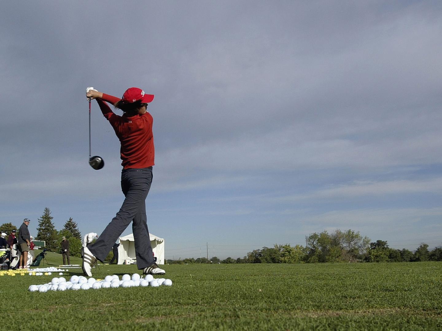 在艾伯森博伊西高爾夫球公開賽中開球