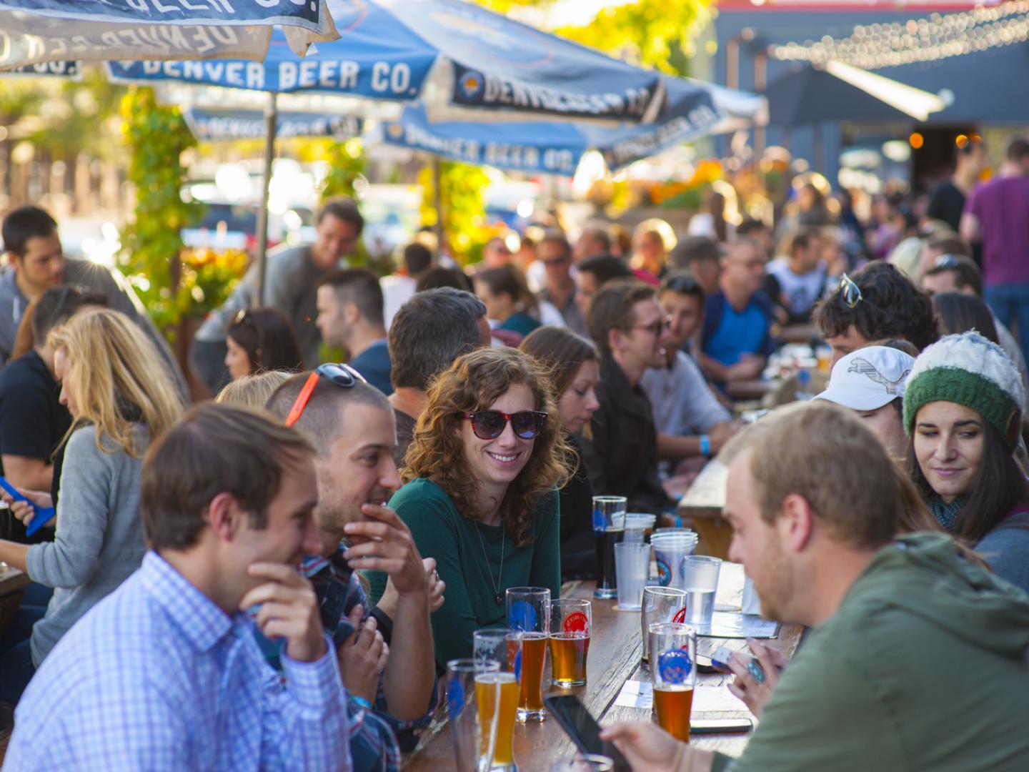在丹佛啤酒廠的戶外庭院暢飲啤酒