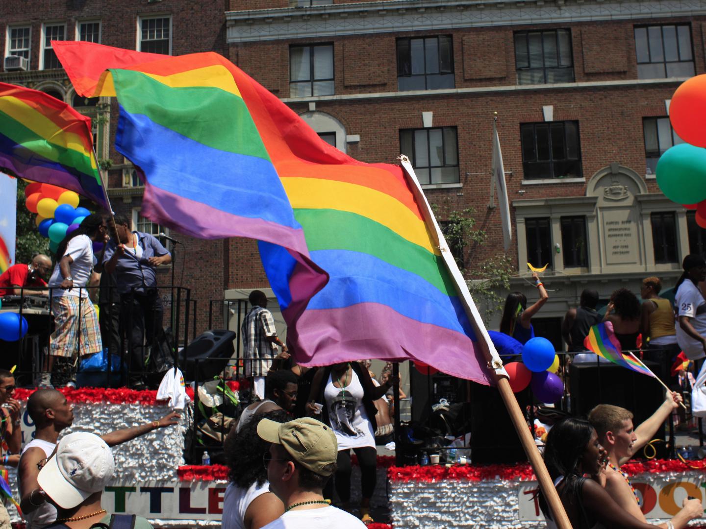 NYC 同志驕傲遊行中飄揚的旗幟