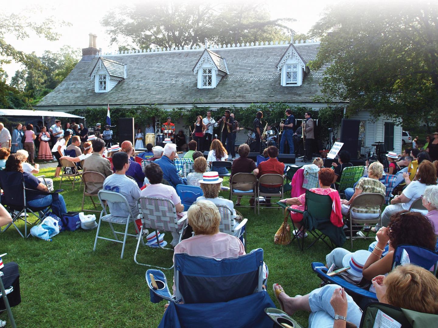 在史泰登島的里奇蒙郡博覽會聆聽現場音樂