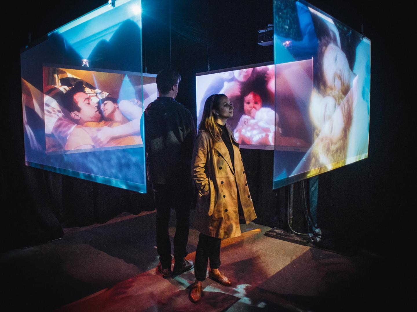 在翠貝卡電影節中觀賞多媒體電影