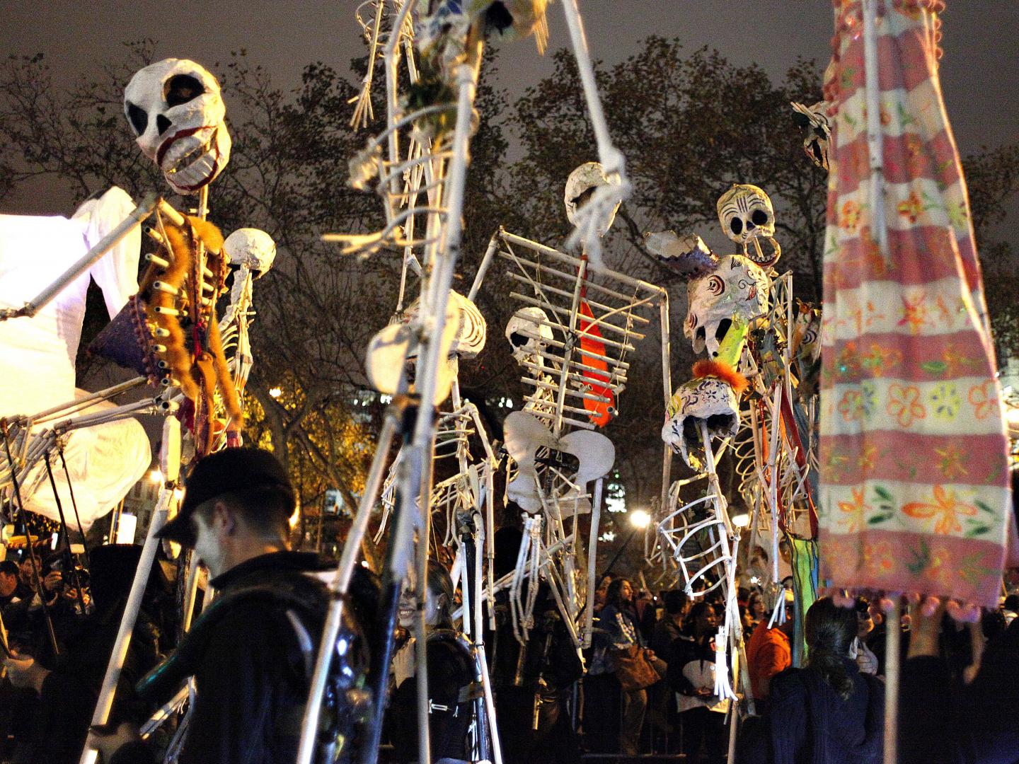 格林威治村萬聖節遊行中舞動的骷髏