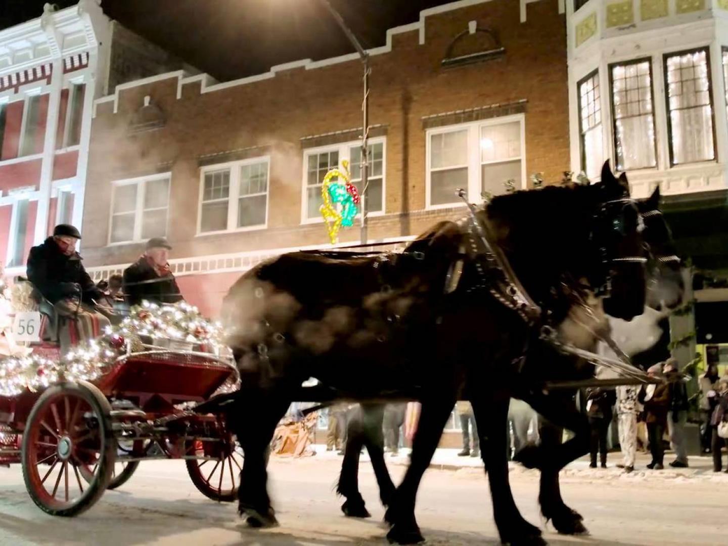 拉著聖誕遊行的馬車穿過大街小巷