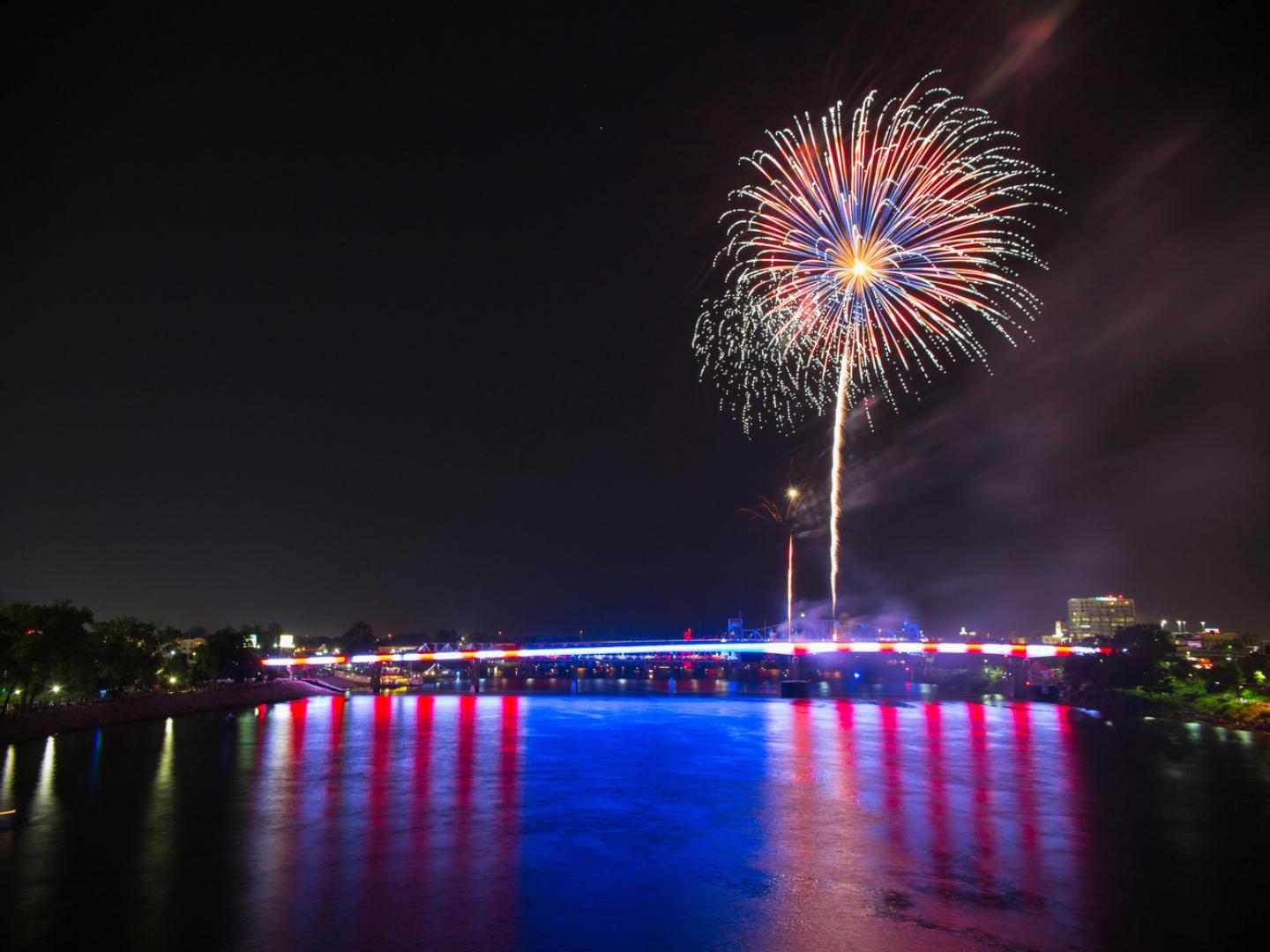 河邊慶典的星狀和條狀燈
