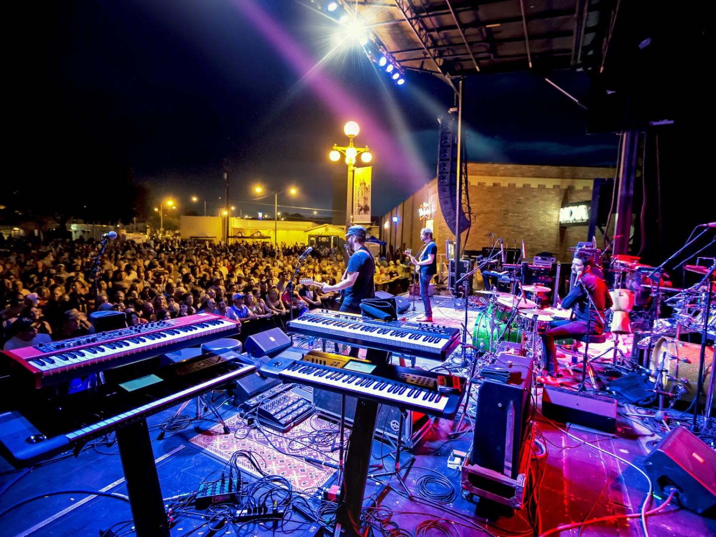 在魔術城藍調音樂節為群眾表演