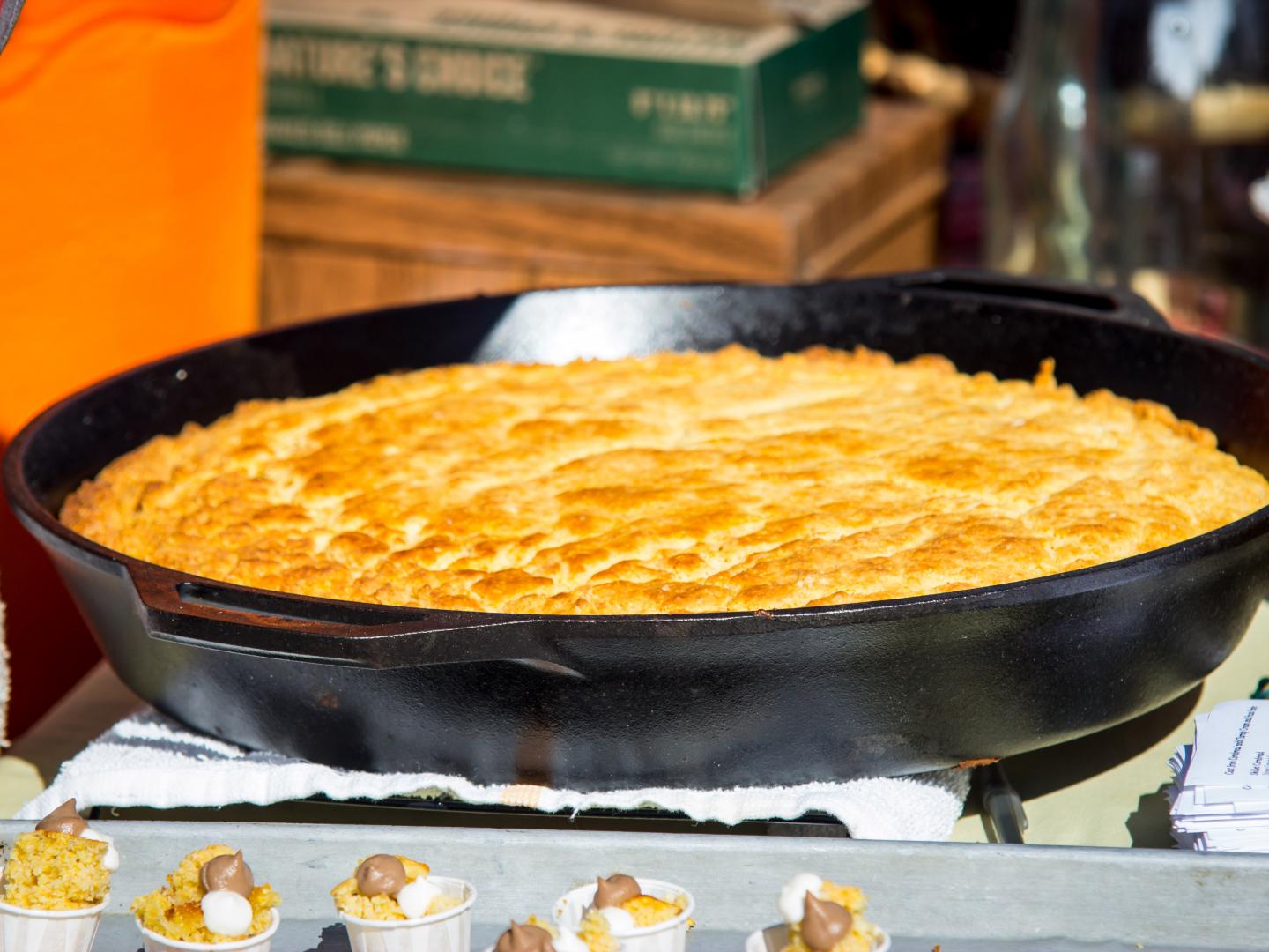 小岩城的阿肯色州玉米麵包節中即將端出的新鮮玉米麵包