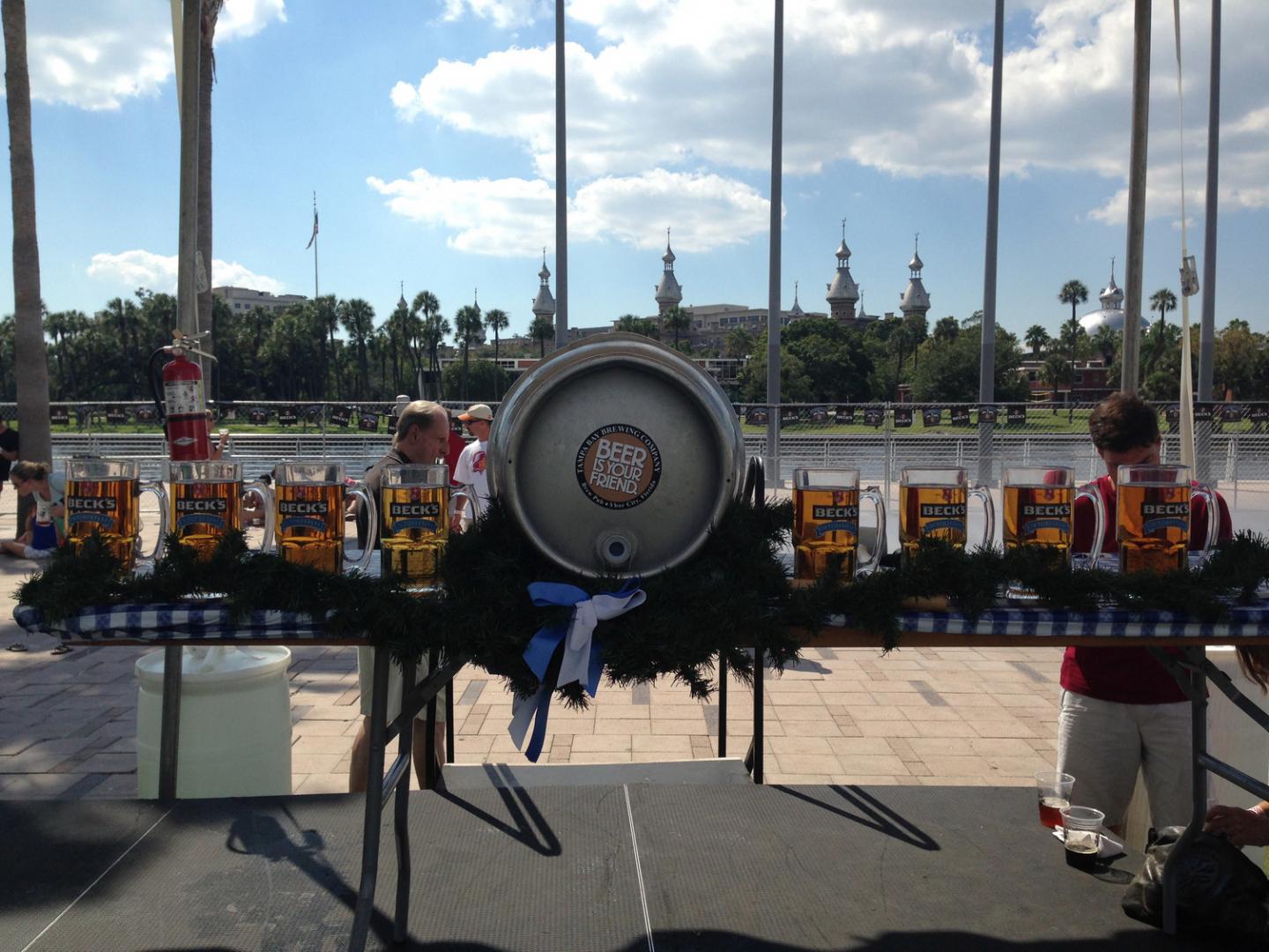 坦帕十月節時，在柯蒂斯‧希克森公園啜飲德國啤酒