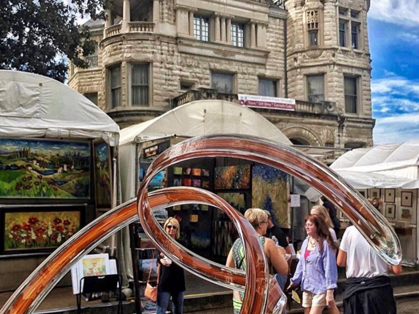 藝術家們在肯塔基州路易斯維爾的詹姆士廣場上展示作品