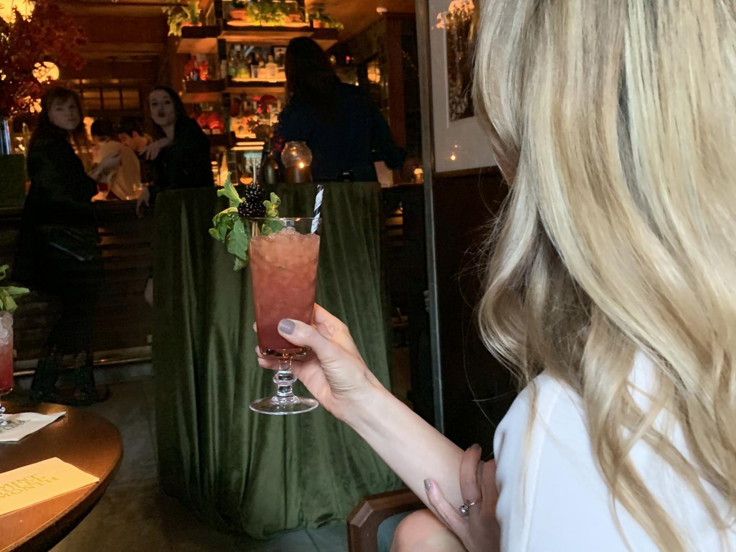 在肯塔基州路易斯維爾的薄荷雞尾酒月，啜飲薄荷雞尾酒