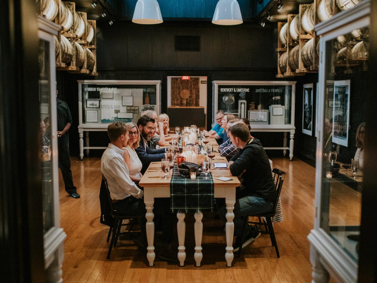 在肯塔基州愛戀波本活動中，於路易斯維爾的 Stitzel-Weller 釀酒廠享用波本佐餐的晚餐