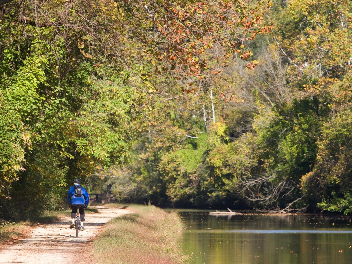沿著歷史風情十足的綺沙比克與俄亥俄運河騎自行車
