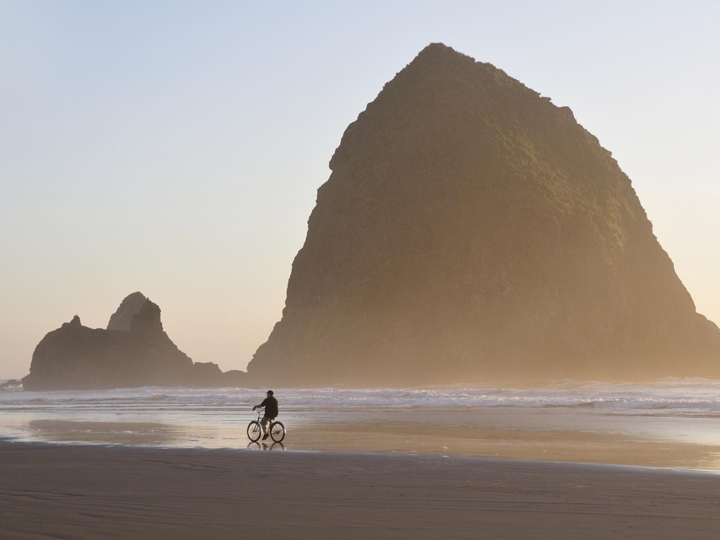在草垛岩前方的佳能海灘騎自行車