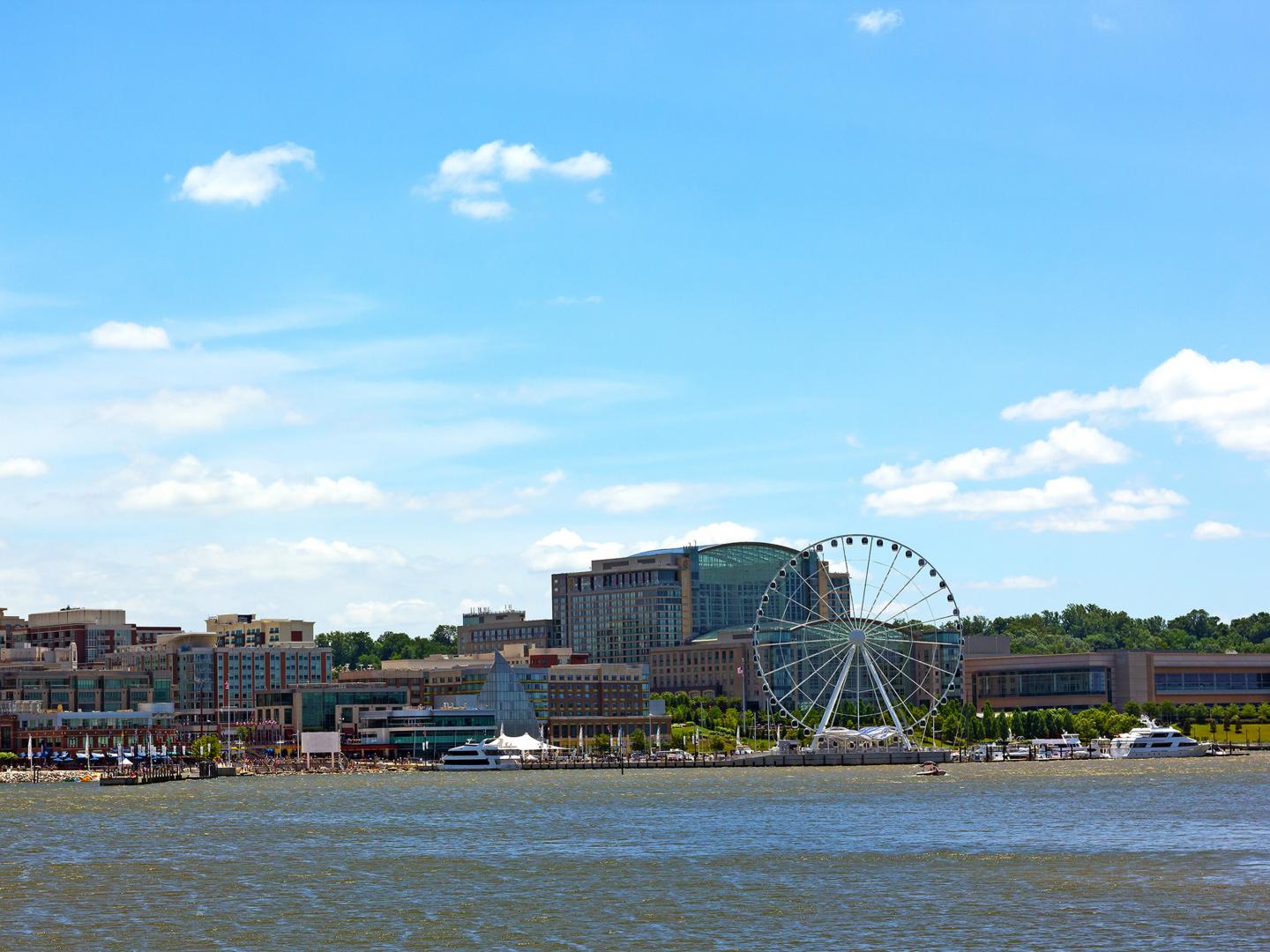 伍德羅威爾森橋上看見的國家港景色