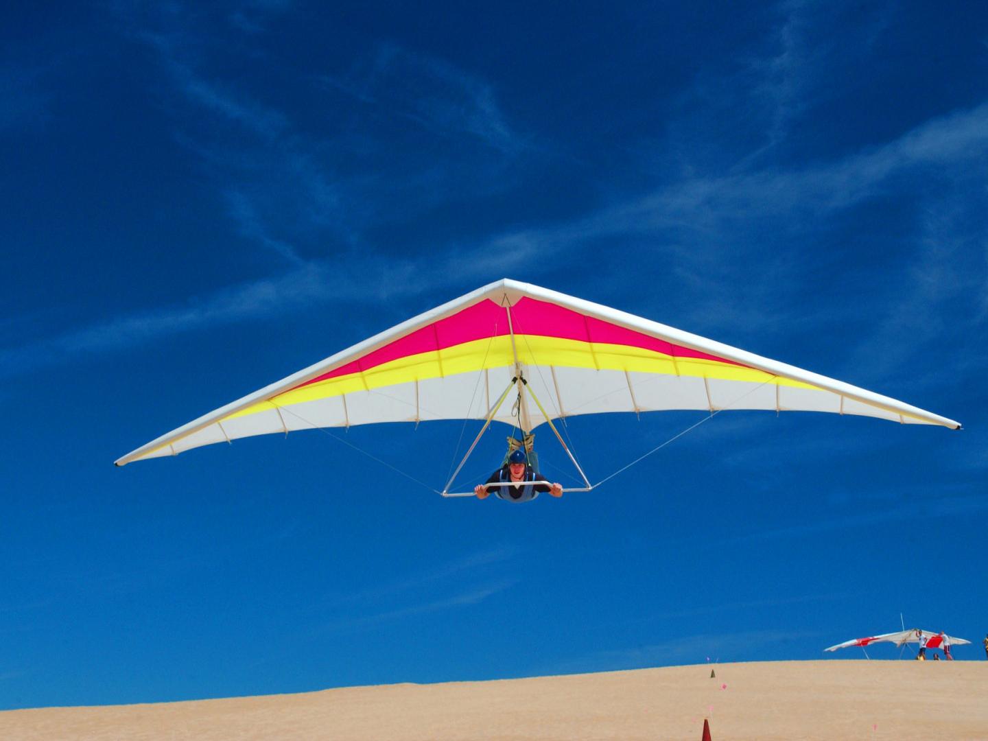 乘滑翔翼飛越納格斯黑德騎師嶺州立公園的沙丘
