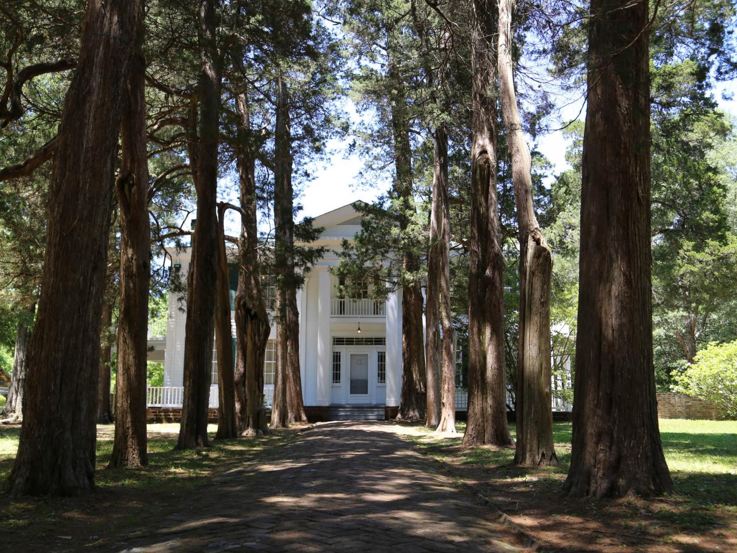 1840 年代建於牛津的山楸橡樹居是著名作家威廉·福克納的故居