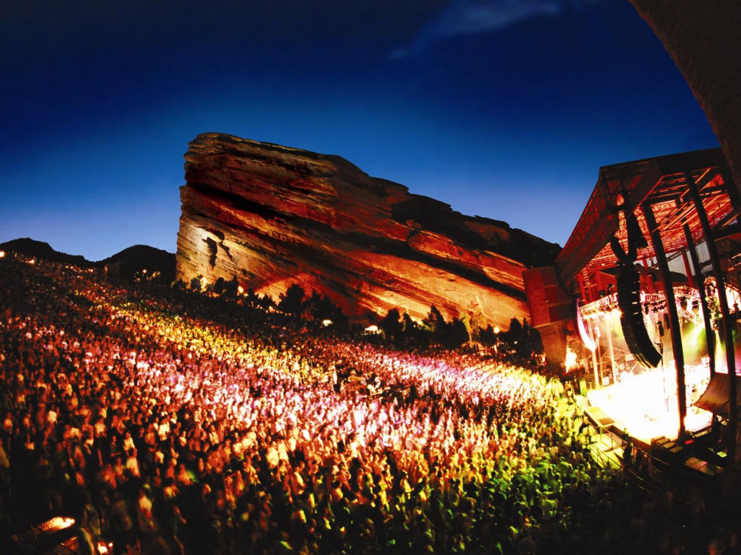 紅石露天劇場音樂會的熱力氛圍與閃耀電光