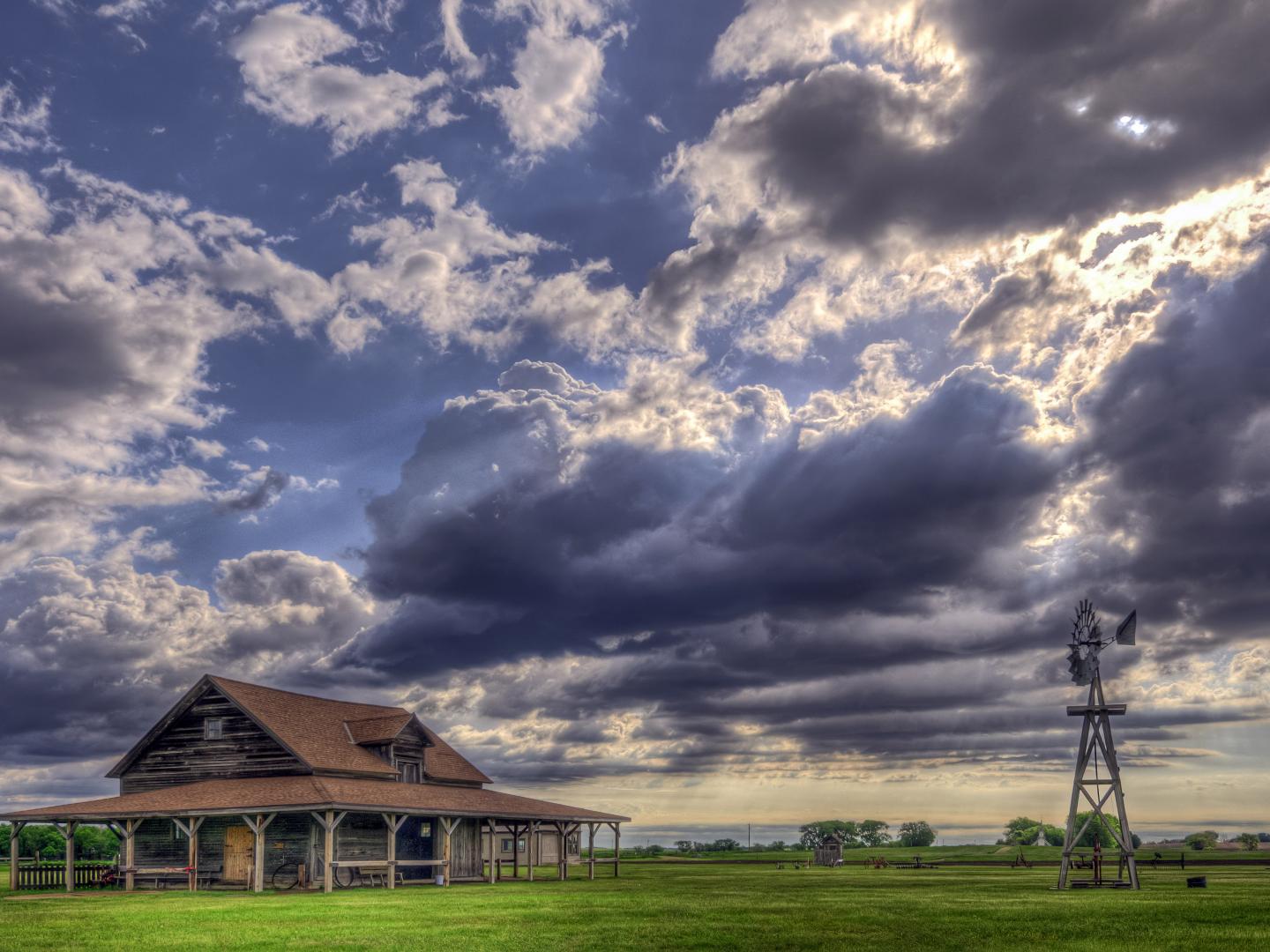 蘿拉‧英格斯‧懷德的農舍映著詭譎的天空