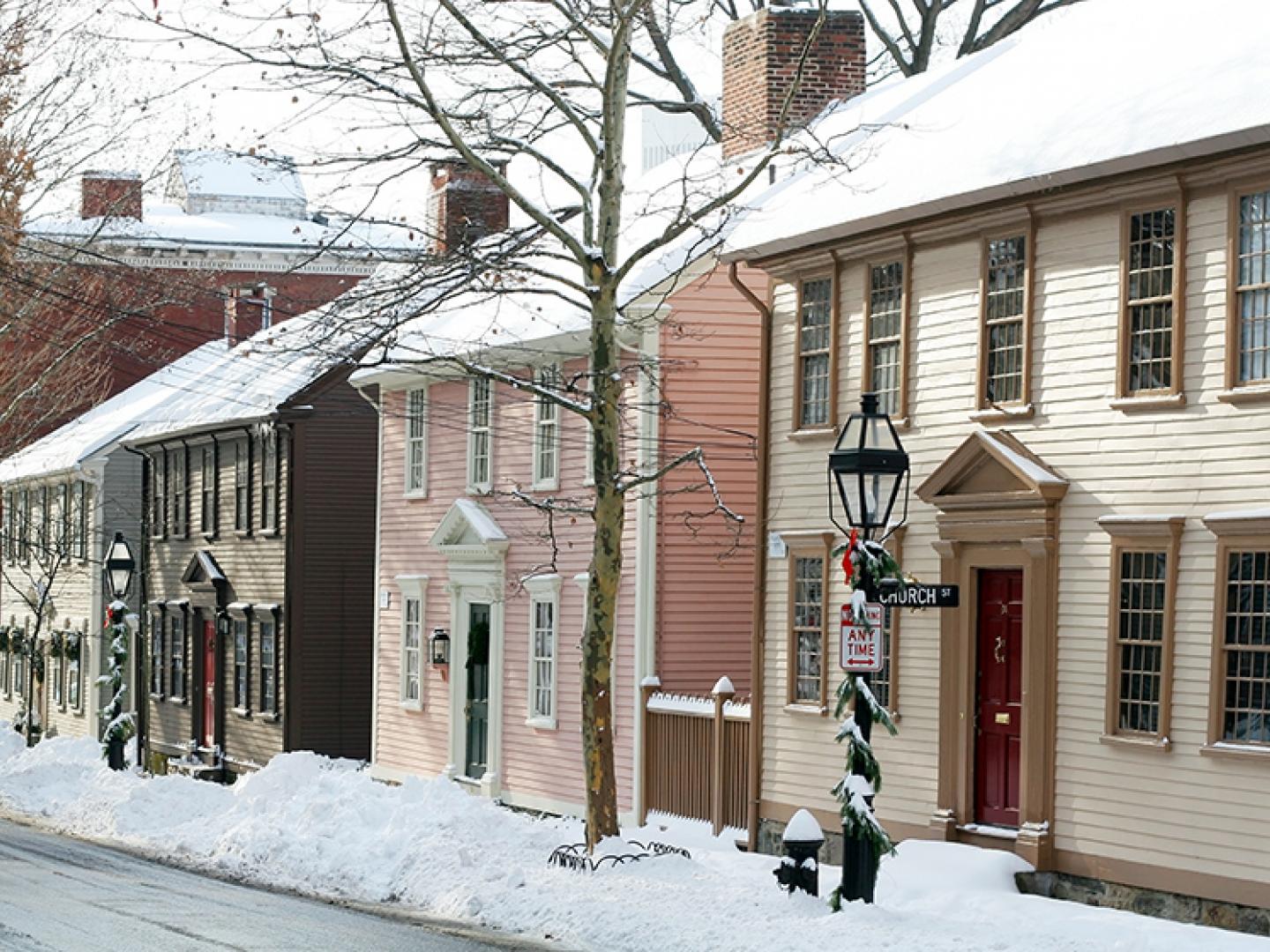 羅德島州普洛威頓斯利益街歷史區雲集眾多殖民地式住家、博物館與教堂