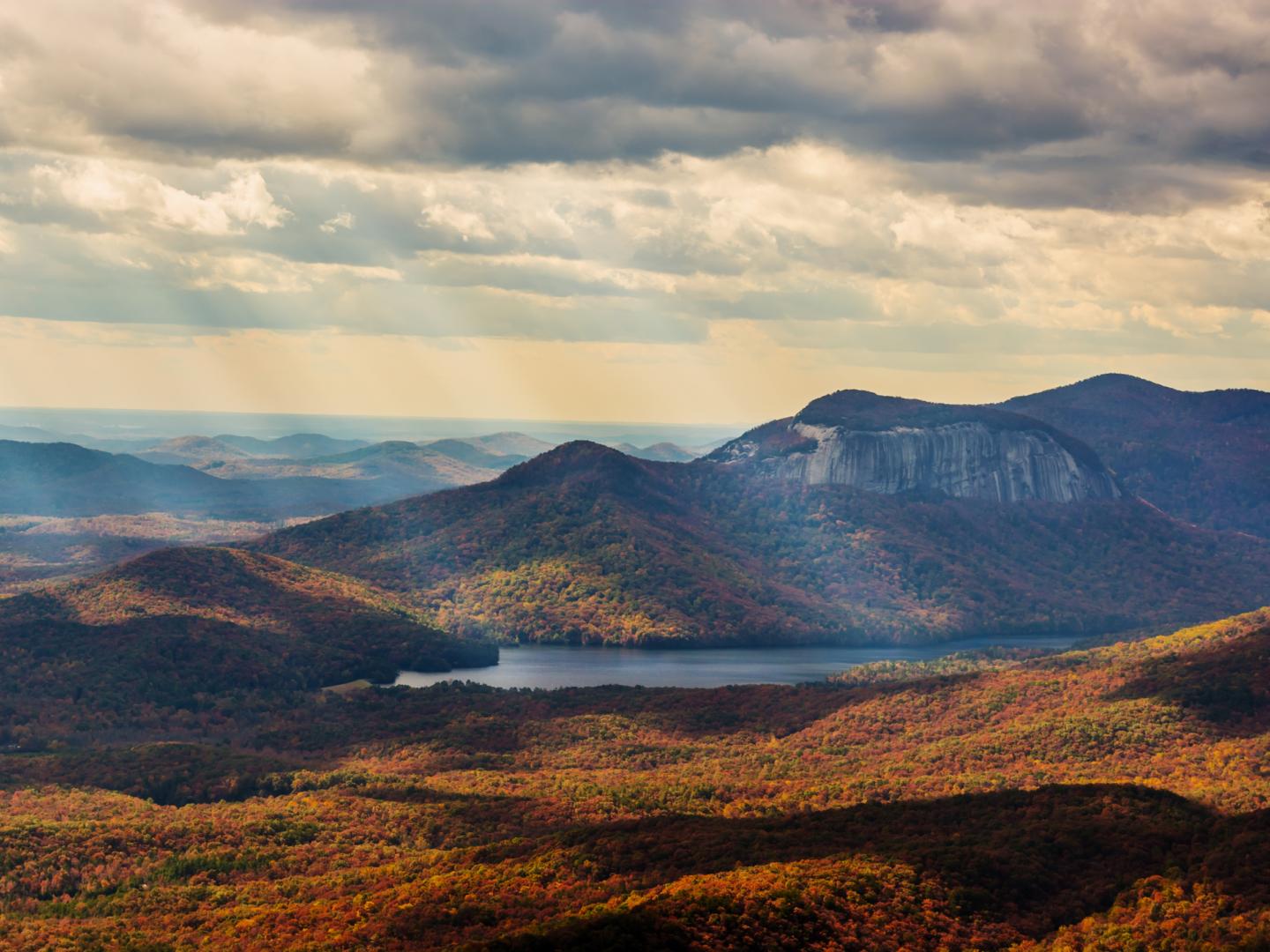 南卡羅萊納州凱撒頭州立公園的石桌山一景 南卡羅萊納州凱撒頭州立公園的石桌山一景