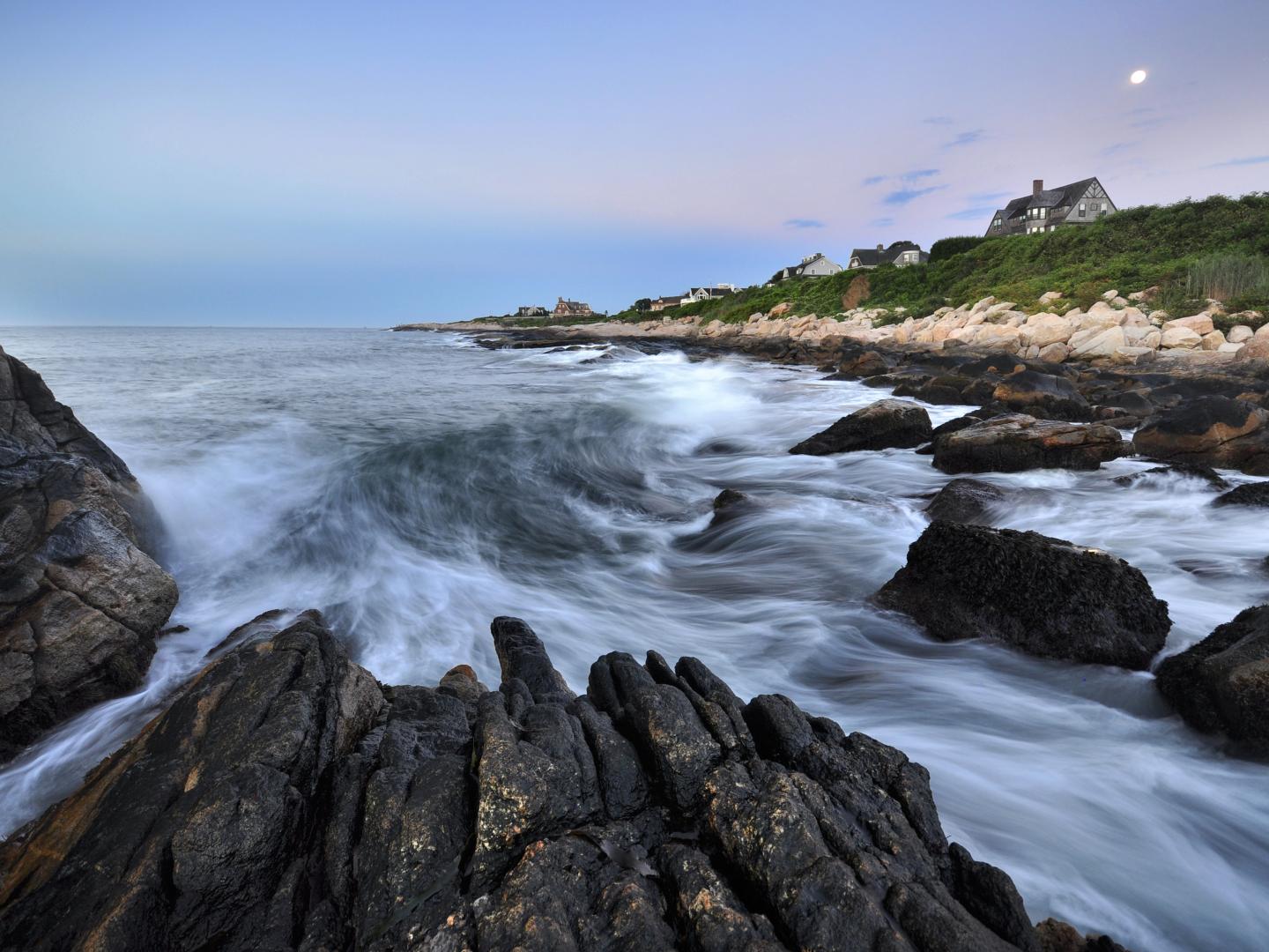 羅德島州納拉甘西特灣岩岸景色