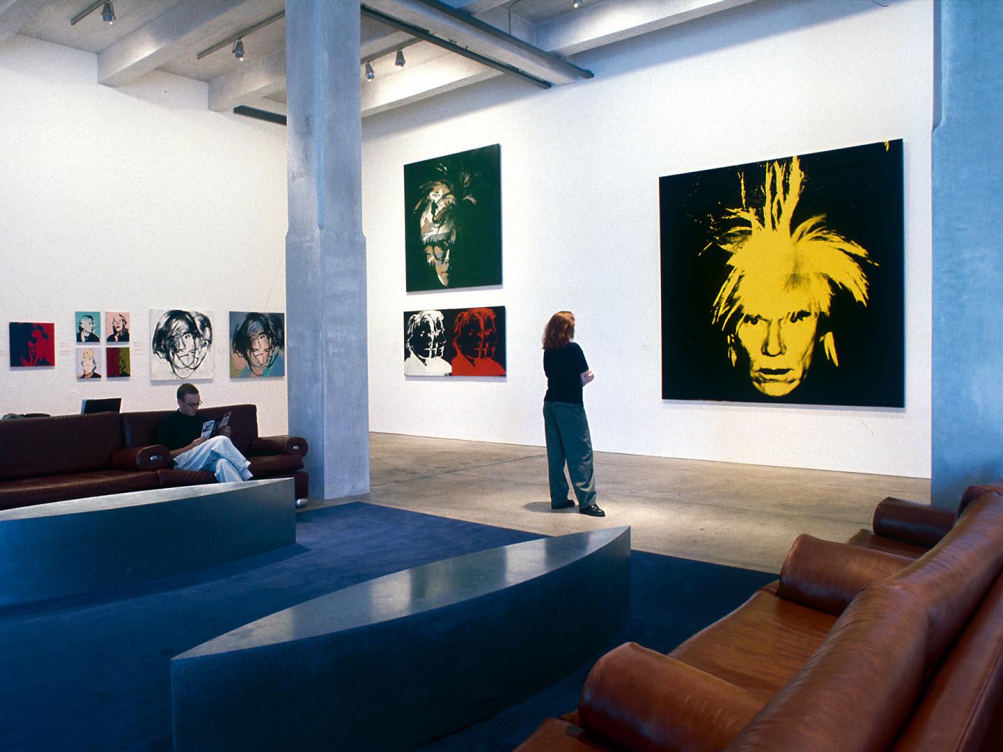 在安迪·沃霍爾博物館中看自畫像