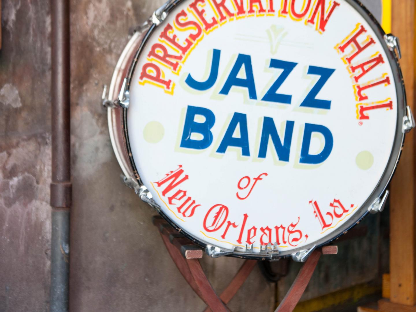 鼓手歡迎樂迷進入赫赫有名的典藏廳