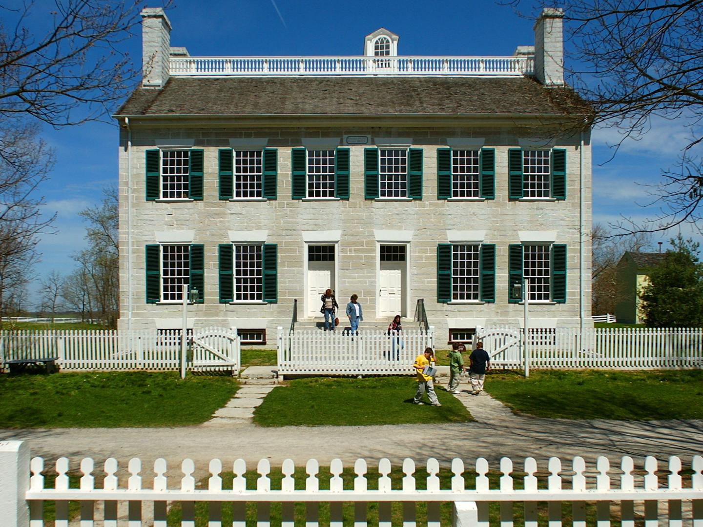 闔家造訪肯塔基州歡喜丘的夏克風建築