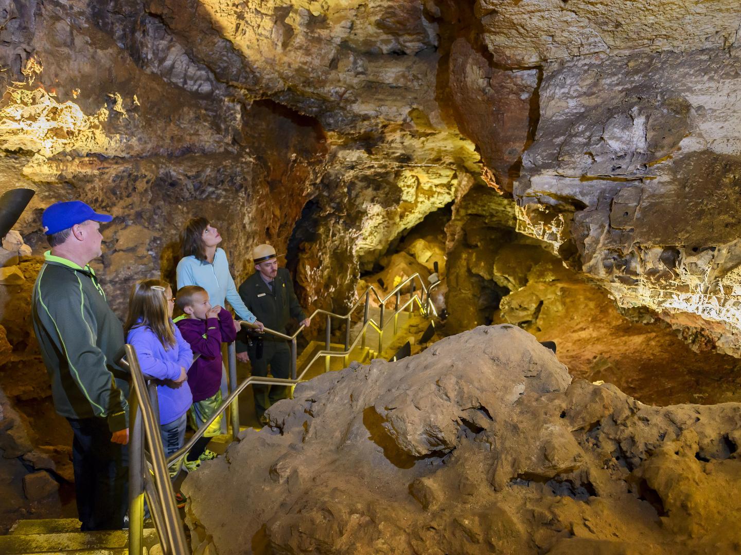 遊覽風穴國家公園的一家子