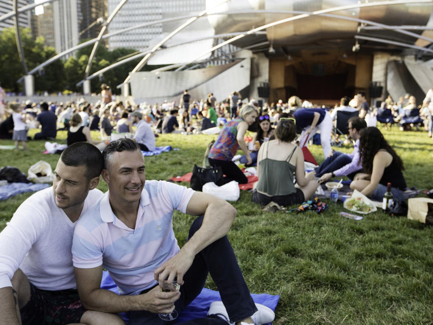 等候千禧年公園內舉辦的免費音樂會
