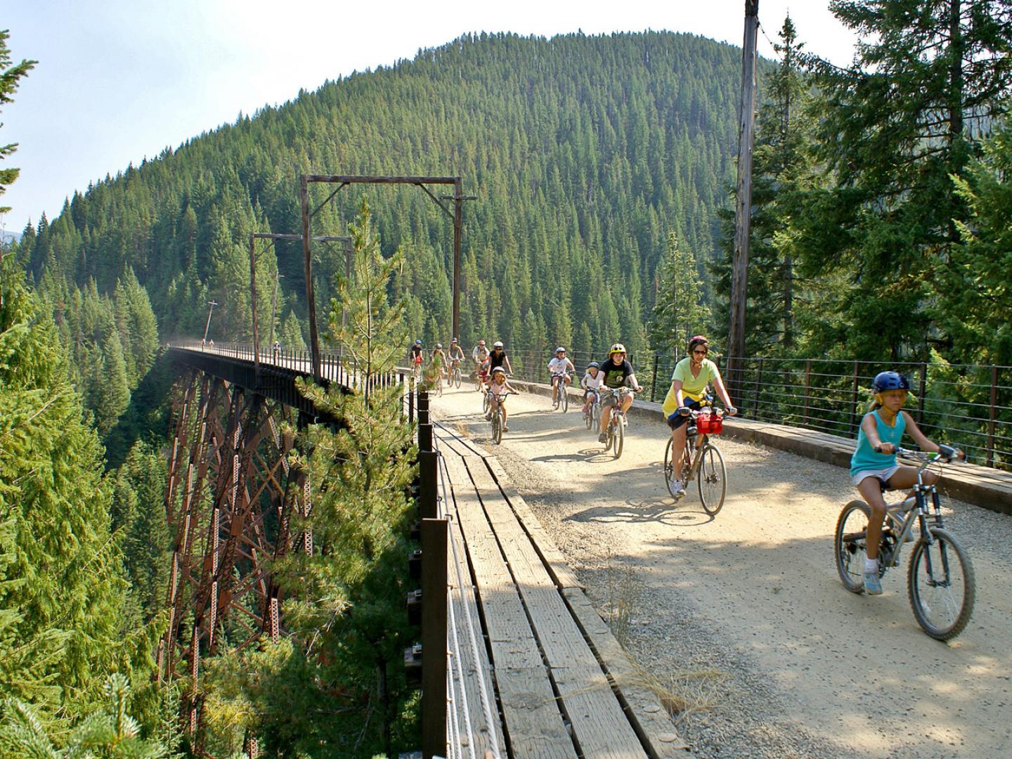 沿著愛達荷州華勒斯附近的希爾華沙單車路線享受全家單車樂