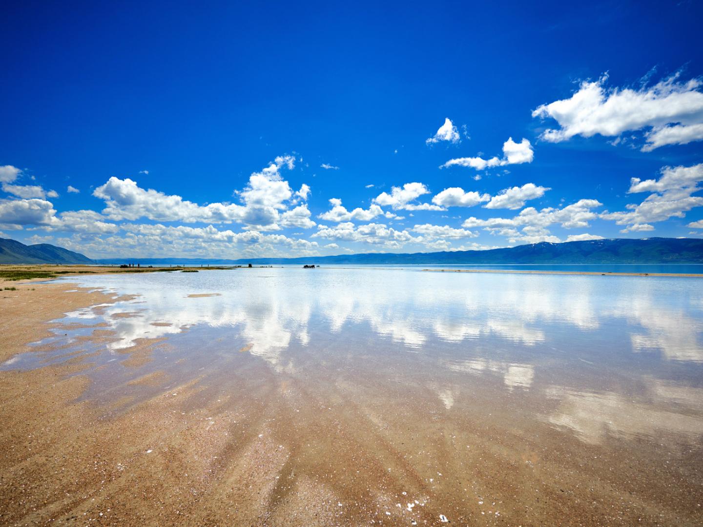 熊湖州立公園的清澈水域和蔚藍天空