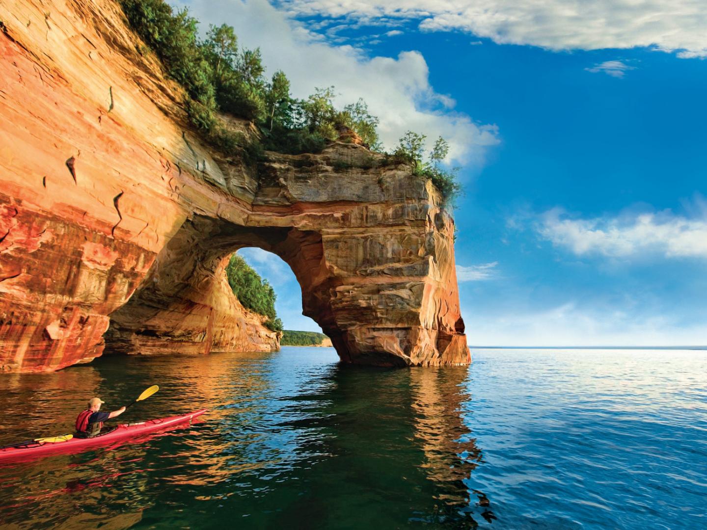 在彩岩國家湖濱區划輕艇