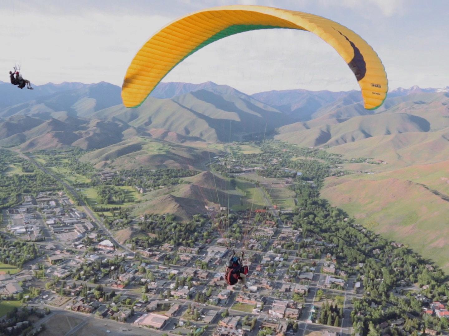 在太陽谷玩飛行傘