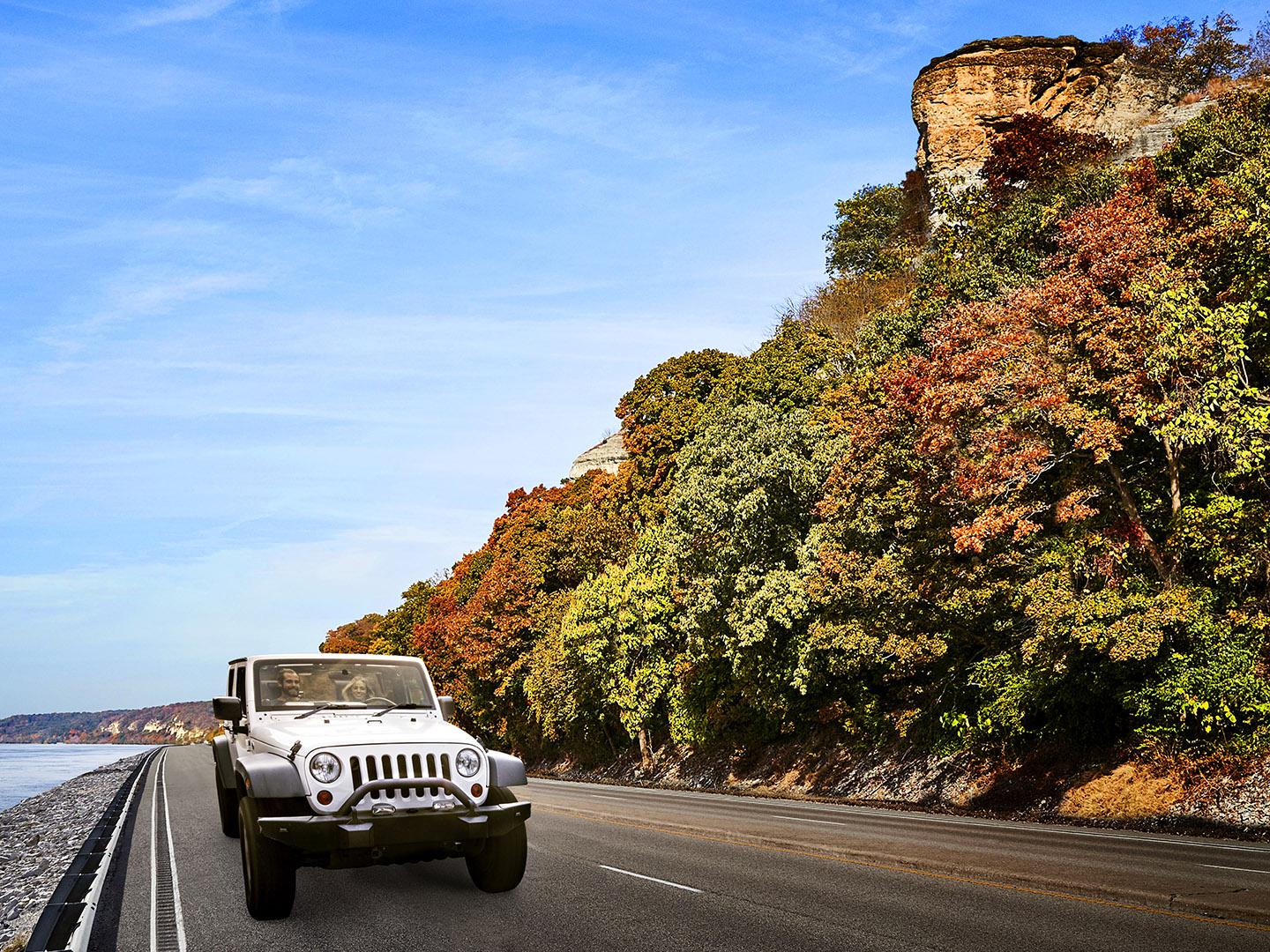 吉普車駛過伊利諾州的大河公路