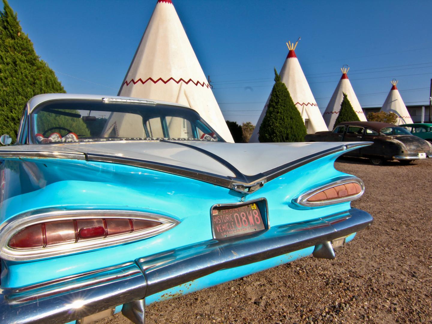 66 號公路地標 - 尖頂帳篷汽車旅館外的經典造型汽車,位於霍爾布魯克 66 號公路地標 - 尖頂帳篷汽車旅館外的經典造型汽車,位於霍爾布魯克