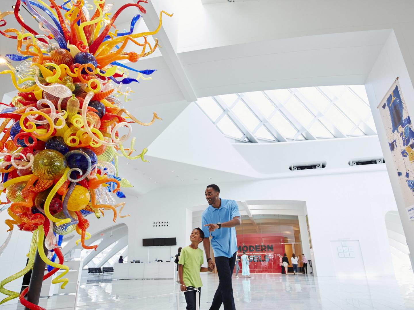 一對父子在密爾瓦基美術館裡觀看玻璃雕塑