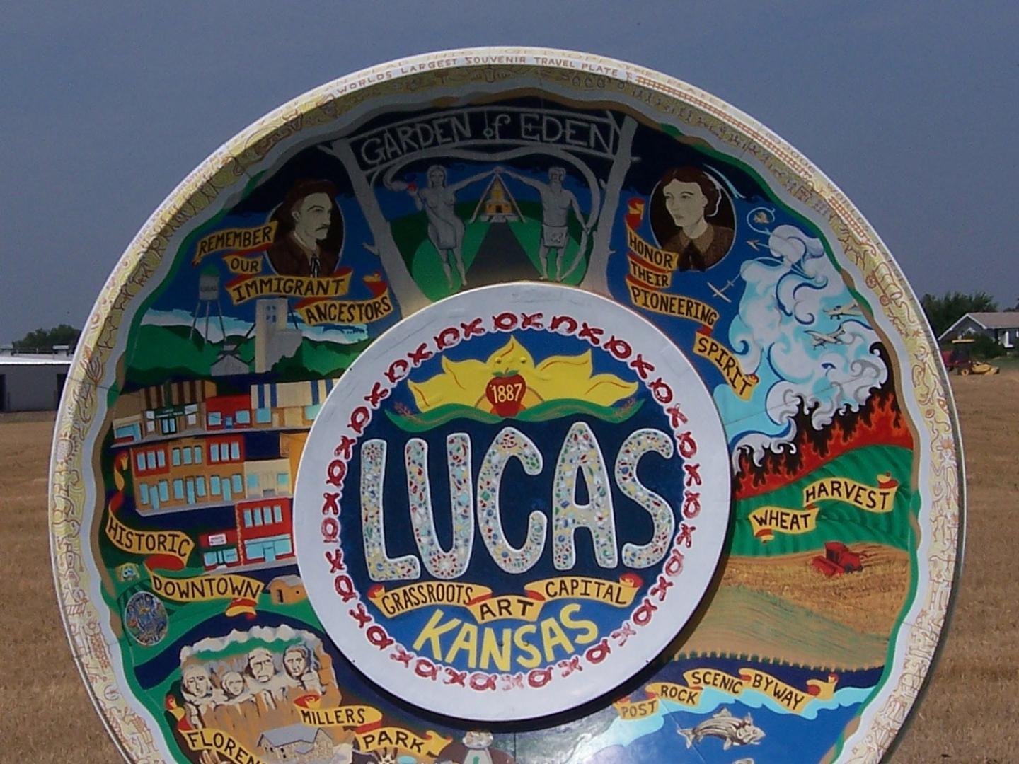 衛星天線變身為藝術品，迎接前來堪薩斯州盧卡斯的遊客