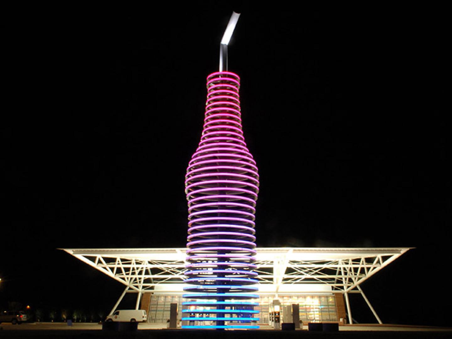 20 公尺高的發光汽水瓶矗立在阿卡迪亞 Pops 餐廳外的 66 號公路