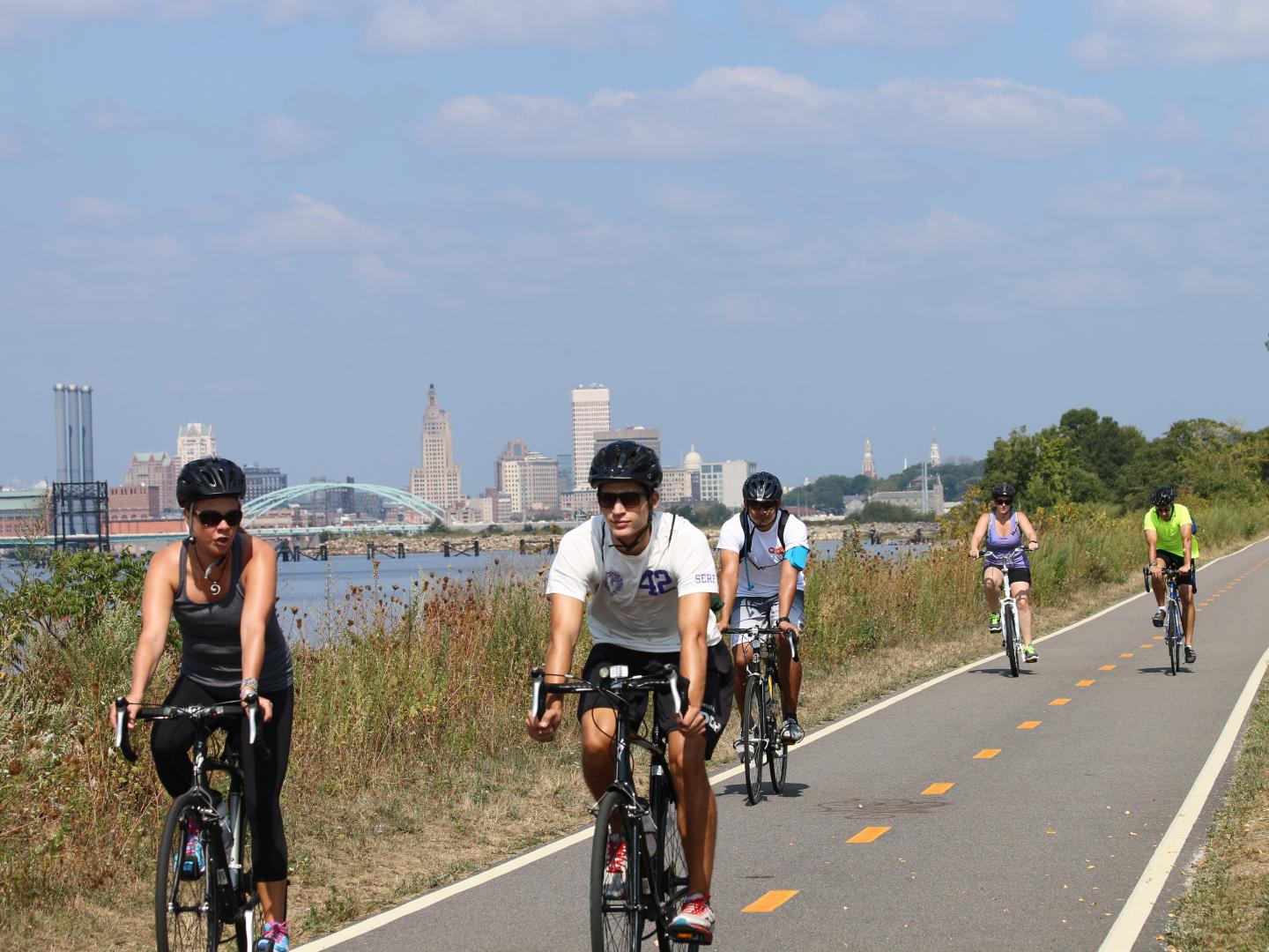 在羅德島州普洛威頓斯東部的東灣自行車道騎乘自行車