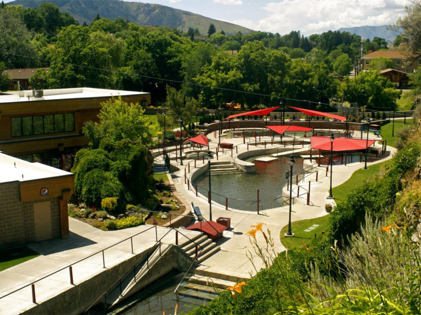 鳥瞰度假村的拉瓦溫泉池