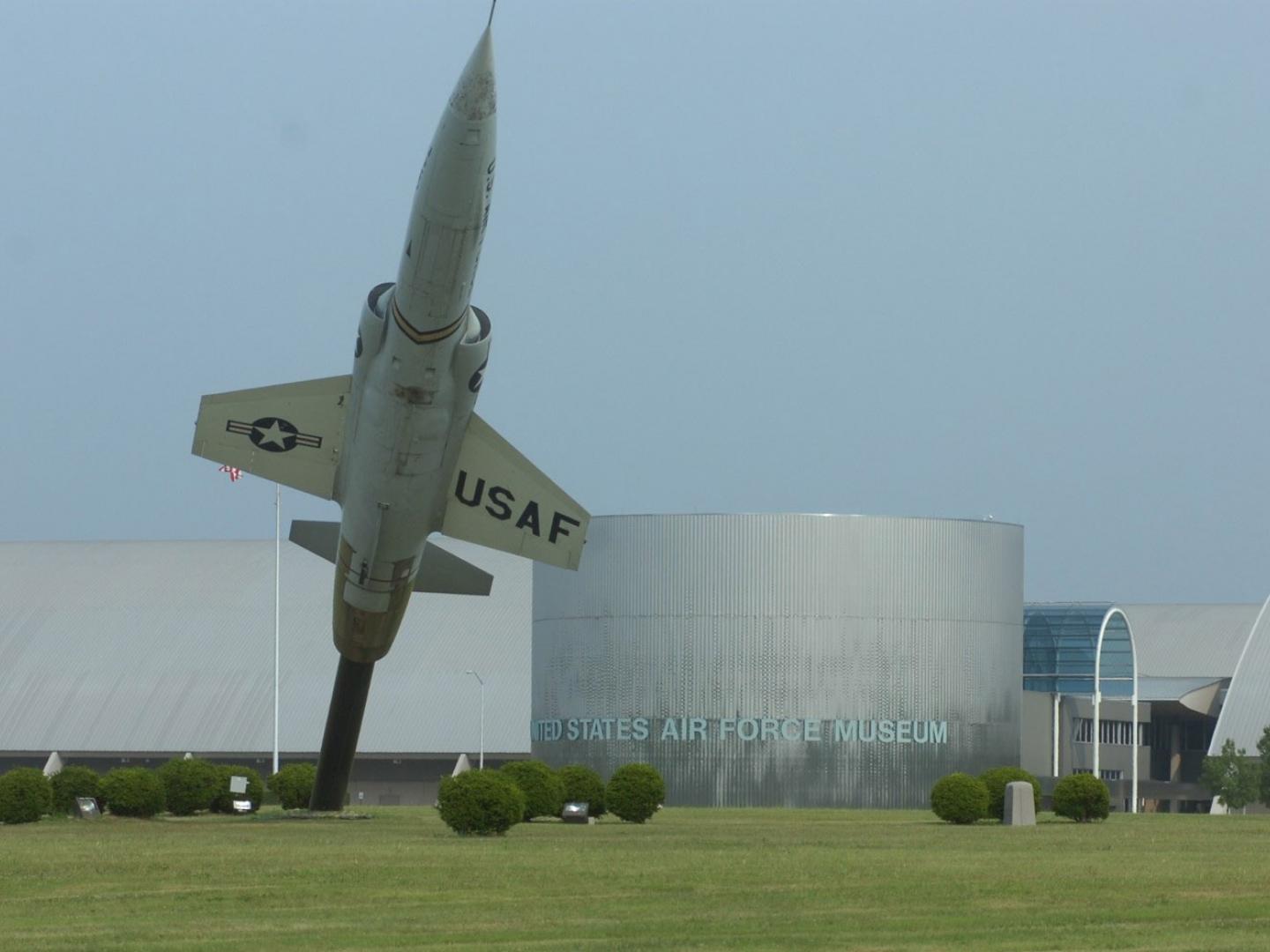 俄亥俄州代頓的美國空軍國家博物館外面