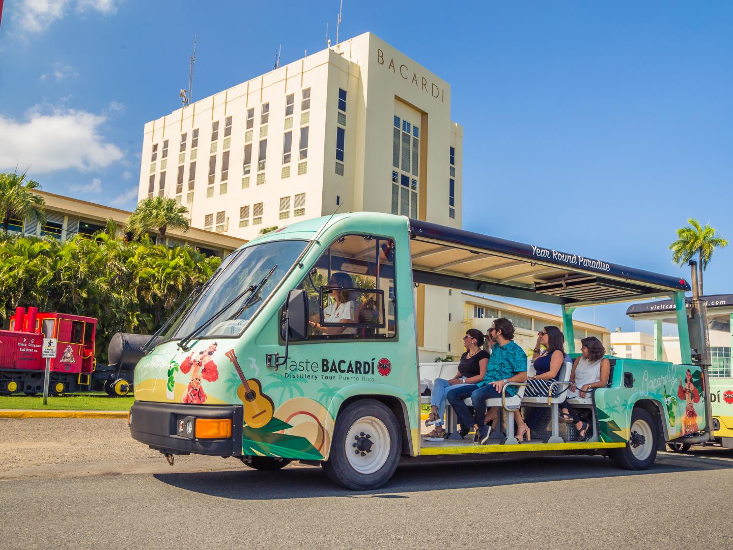 搭乘遊園車參觀美屬波多黎各百加得之家