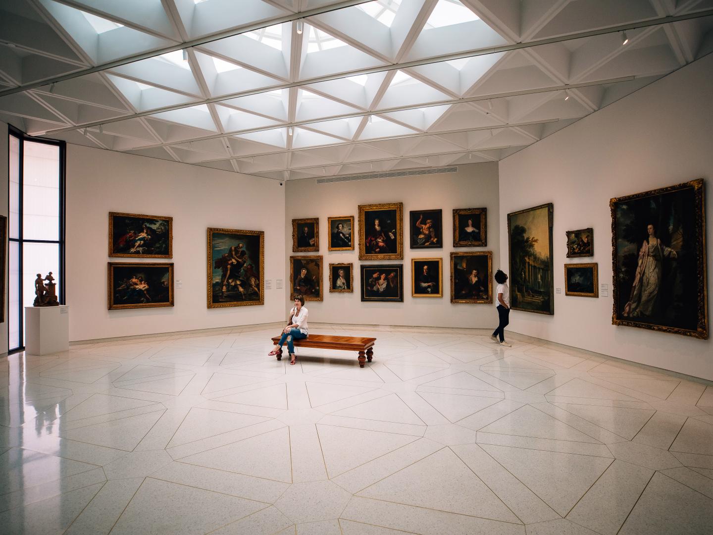 在美屬波多黎各龐塞藝術博物館瀏覽藝術品