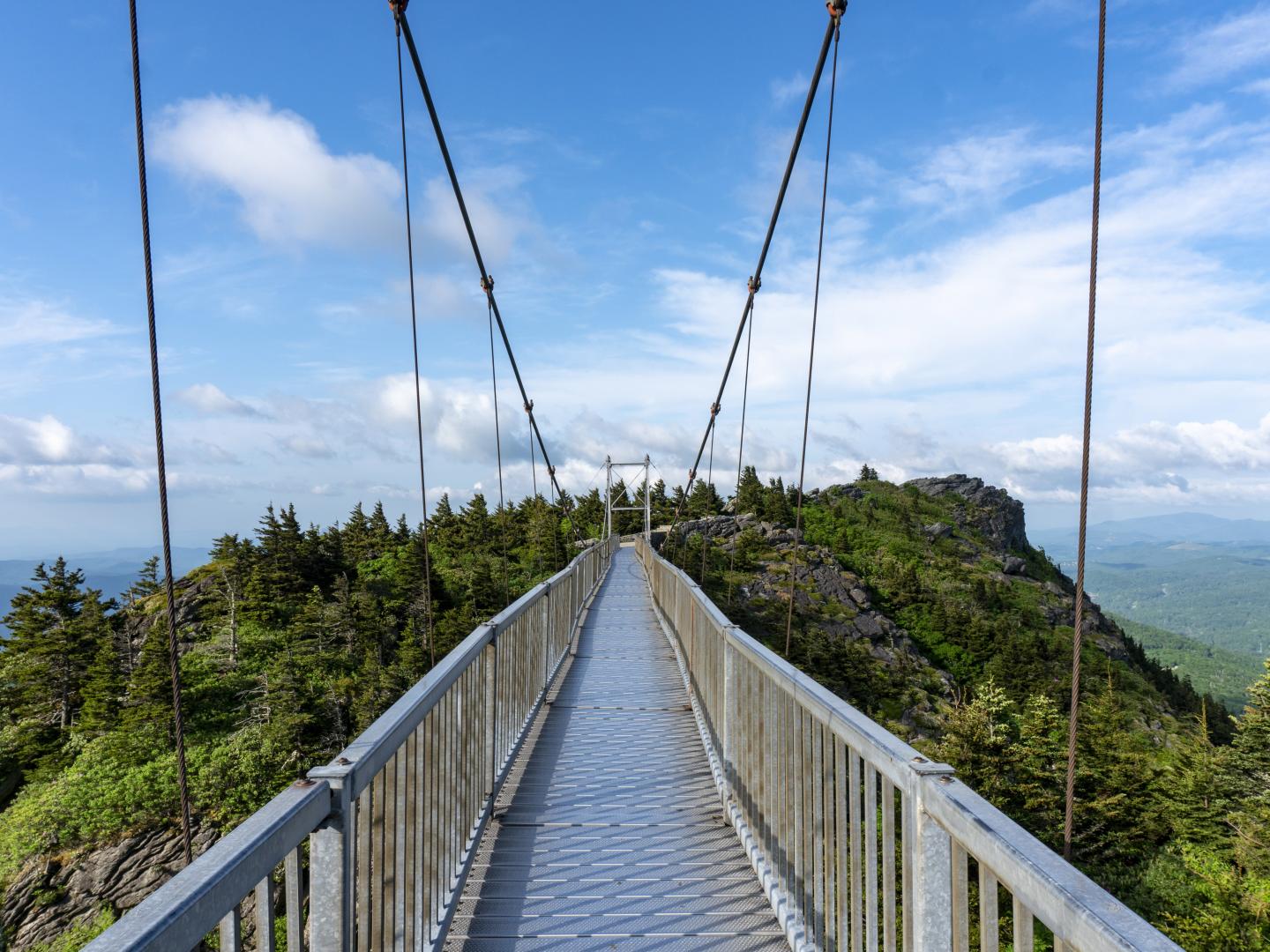 林維爾祖父山裡的一英里高吊橋