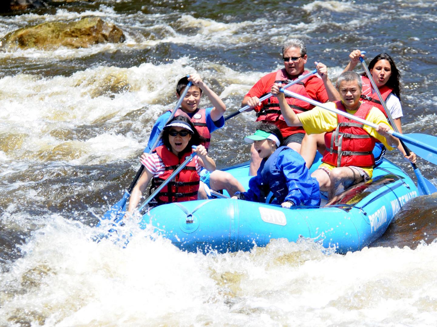 Family fun on Lake Wallenpaupack in the Pocono Mountains of Pennsylvania